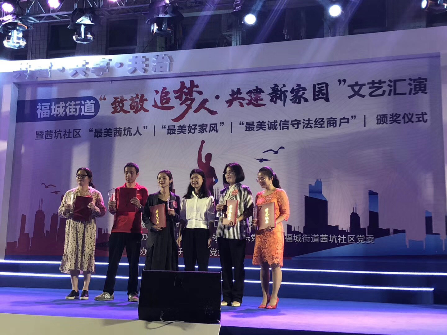 蜜桃视频无码区在线观看两位丽人代表荣获“最美女性”称号